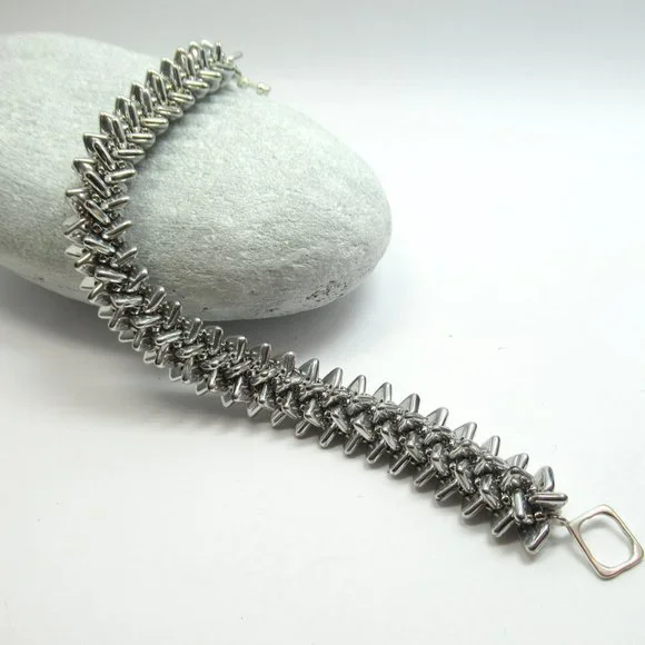 Handwoven spiky silver triangle bracelet - Picture 12 of 12
